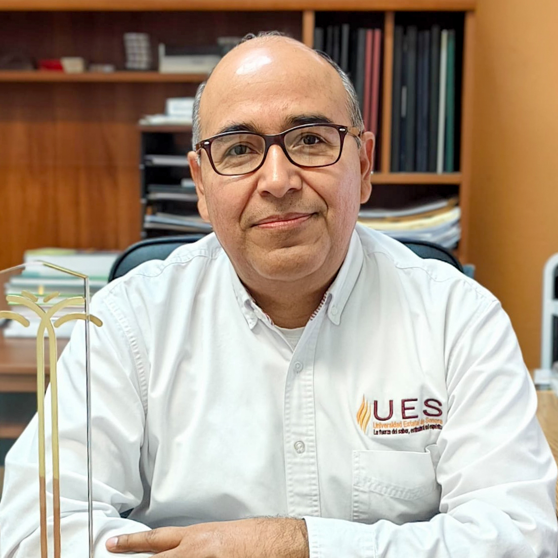 Profesor de la UES recibe premio internacional por investigación en palma datilera